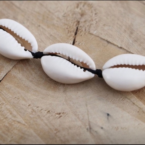 BOHO Cowrie Shell Choker Necklace NWT - Picture 2 of 3